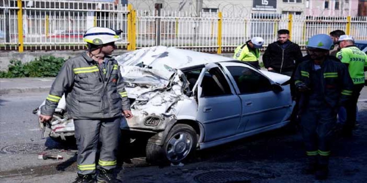 İzmir'de park halindeki 5 araca çarptı! Yaralılar var