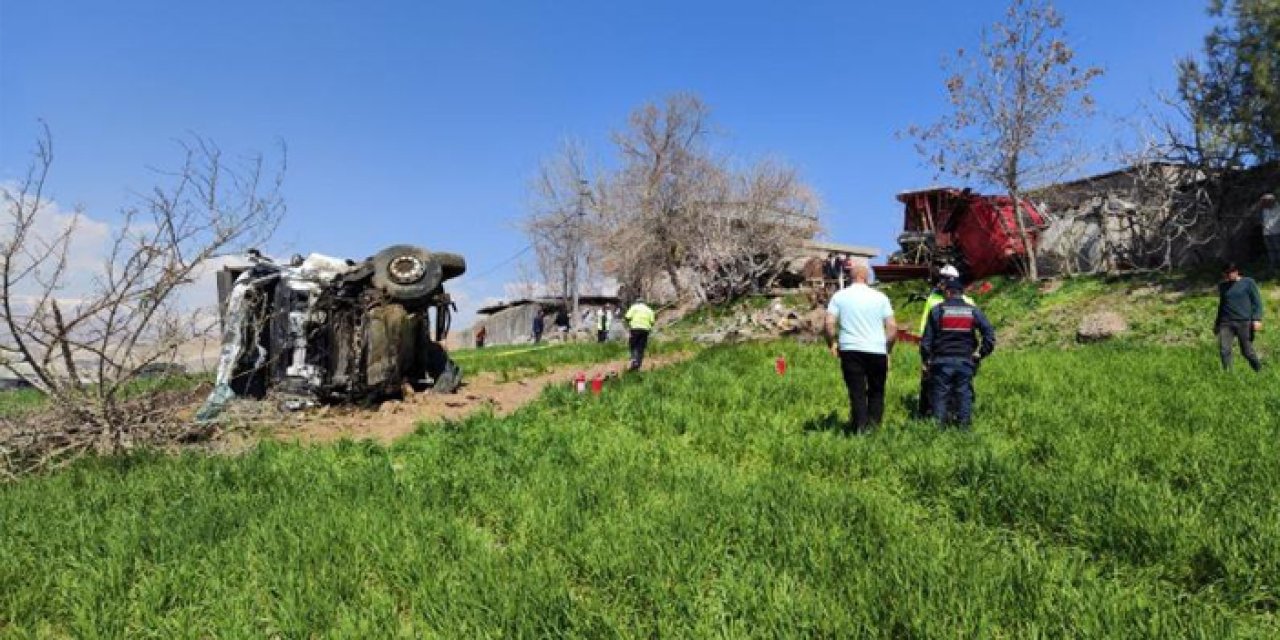 Kum yüklü kamyon park halindeki tırlara çarptı