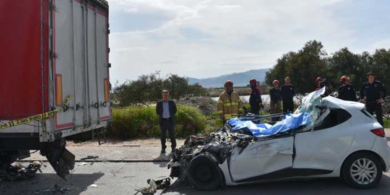 Karşıyaka'da feci kaza: Otomobil TIR'ın altında ezildi