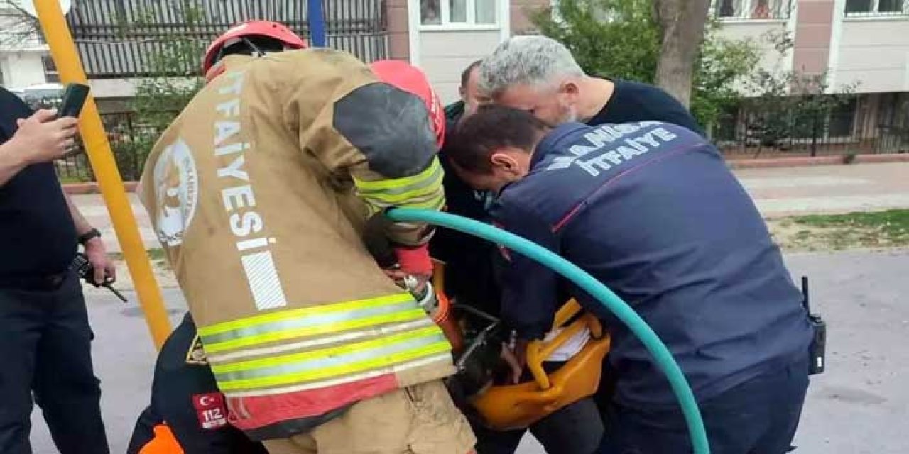 Manisa’da Parkta Korku Dolu Anlar! 7 Yaşındaki Çocuk Salıncağa Sıkıştı