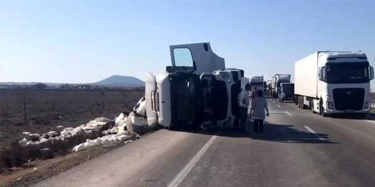 Konya'da Feci Kaza: Karapınar’da Tır Devrildi, Sürücü Yaralandı