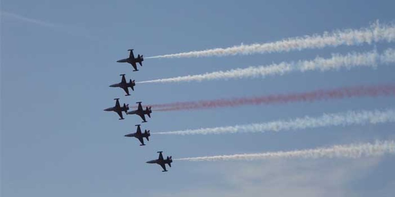 Çanakkale'de Türk Yıldızları'ndan gösteri uçuşu