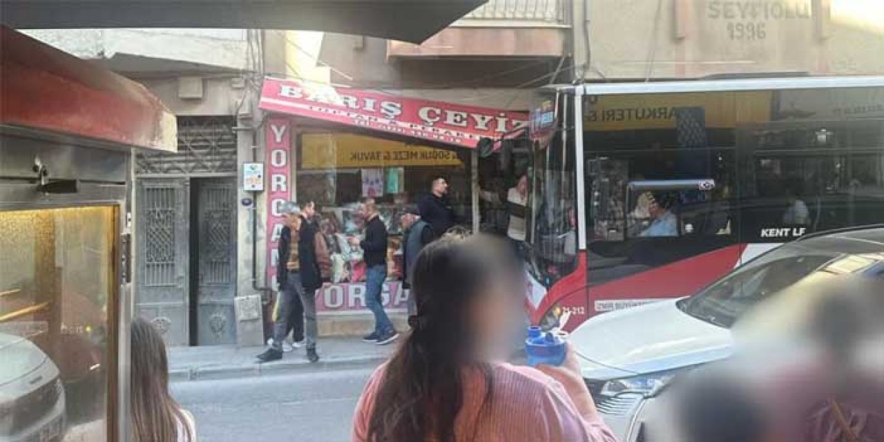 İzmir’de 5 Dakikada İki Kaza: Otobüs Dükkana Daldı!