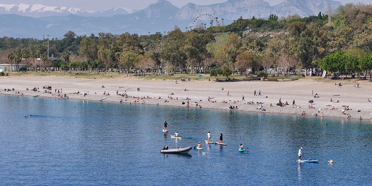 Antalya'da turistler sahillere akın etti