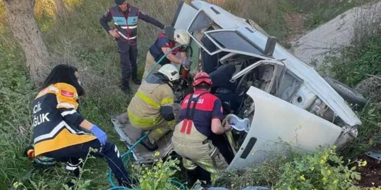 İzmir’de Korkutan Kaza: Otomobil Şarampole Devrildi, 2 Yaralı