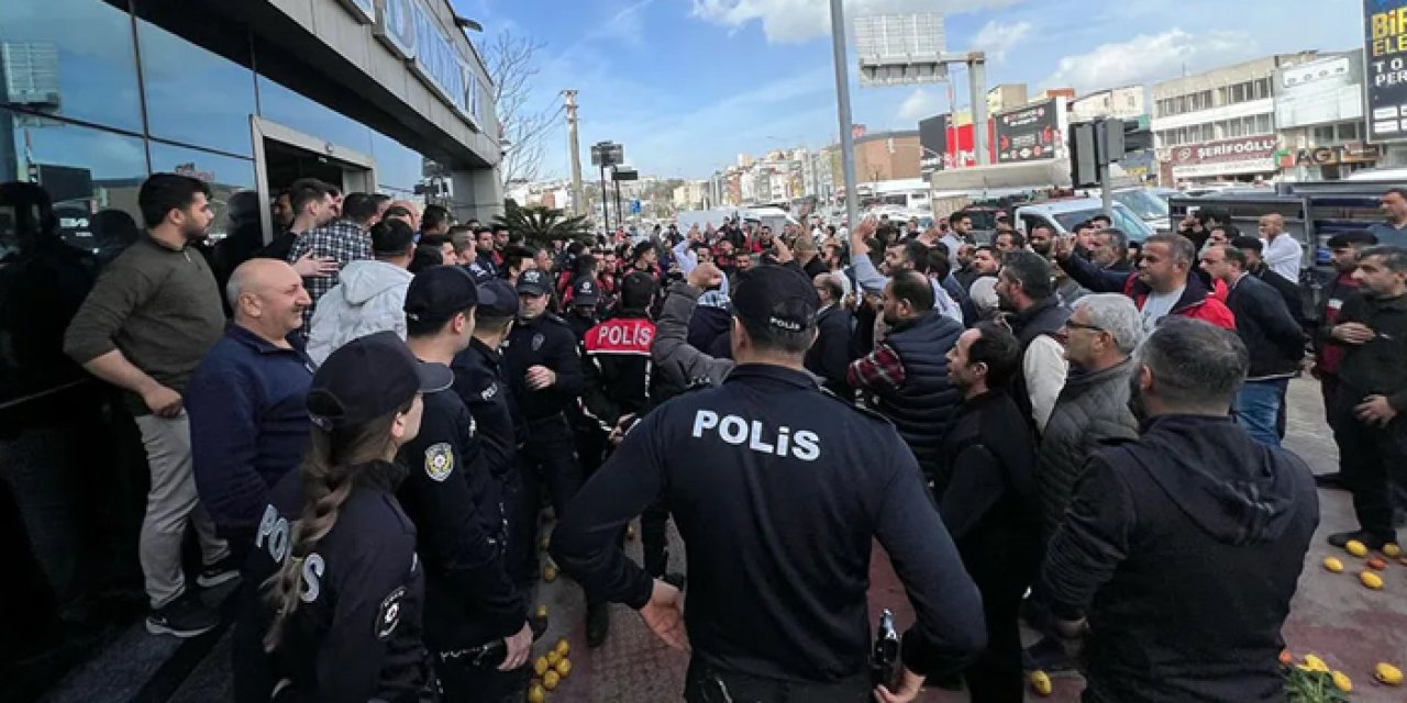 Karabağlar'da pazarcılar katı atık vergisini protesto etti