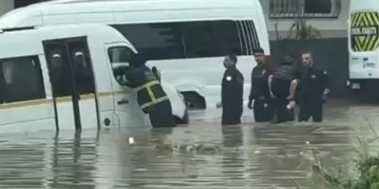 Adana'da sağanak hayatı olumsuz etkiledi