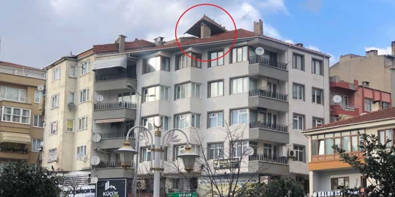 Bursa’da Şiddetli Rüzgar Çatı Uçurdu! Yan Binanın Üzerine Düştü