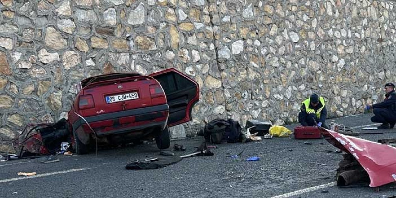 Uşak’ta kamyonet ile otomobil çarpıştı: 2 ölü, 1 yaralı