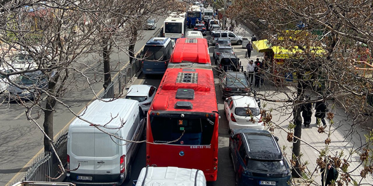 Talatpaşa Bulvarı'nda park krizi: Sağ şerit otoparka döndü