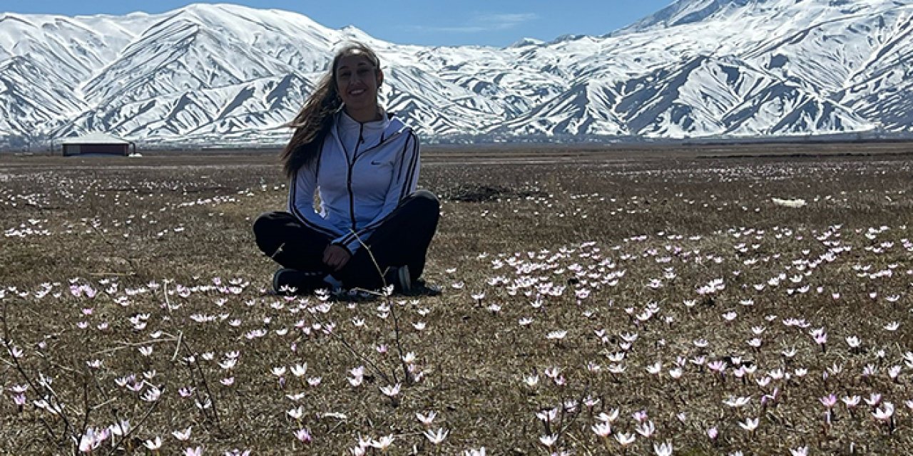 Hakkari'de kardelenler baharı karşıladı