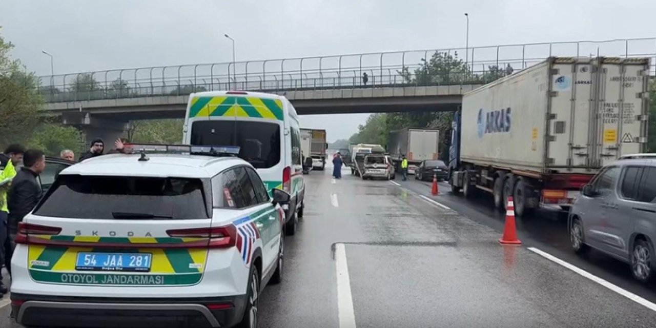 Sakarya'da otoyolda çok araçlı kaza: Trafik felç oldu