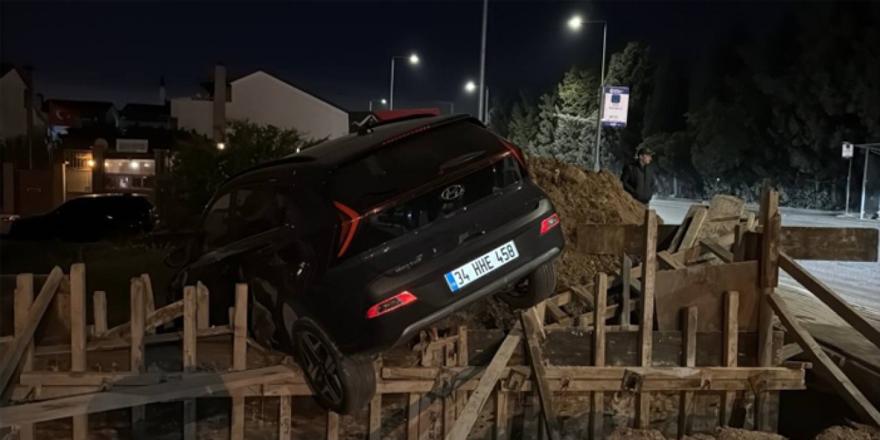 Kontrolden çıkan araç inşaat temelinde askıda kaldı