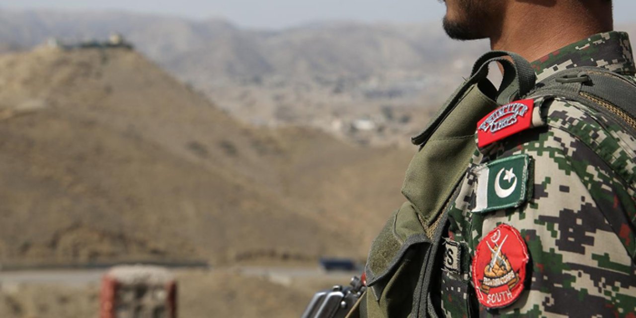 Pakistan'da kanlı çatışma: 3 güvenlik personeli hayatını kaybetti