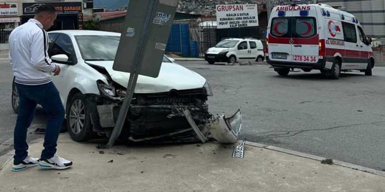 İzmir Karabağlar’da iki araç çarpıştı: Yaralılar var!