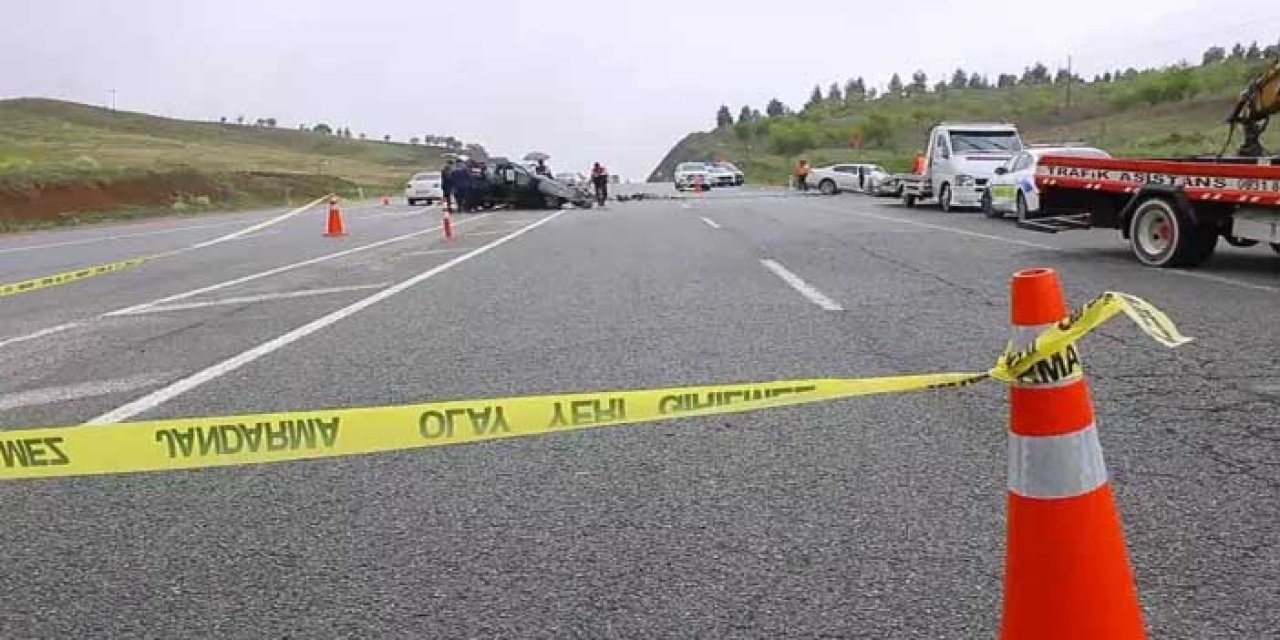 Feci Kaza: İki Araç Kafa Kafaya Çarpıştı, 2 Ölü 2 Yaralı