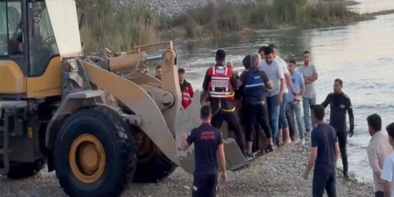Batman Çayında mahsur kalan 25 kişi kepçeyle kurtarıldı