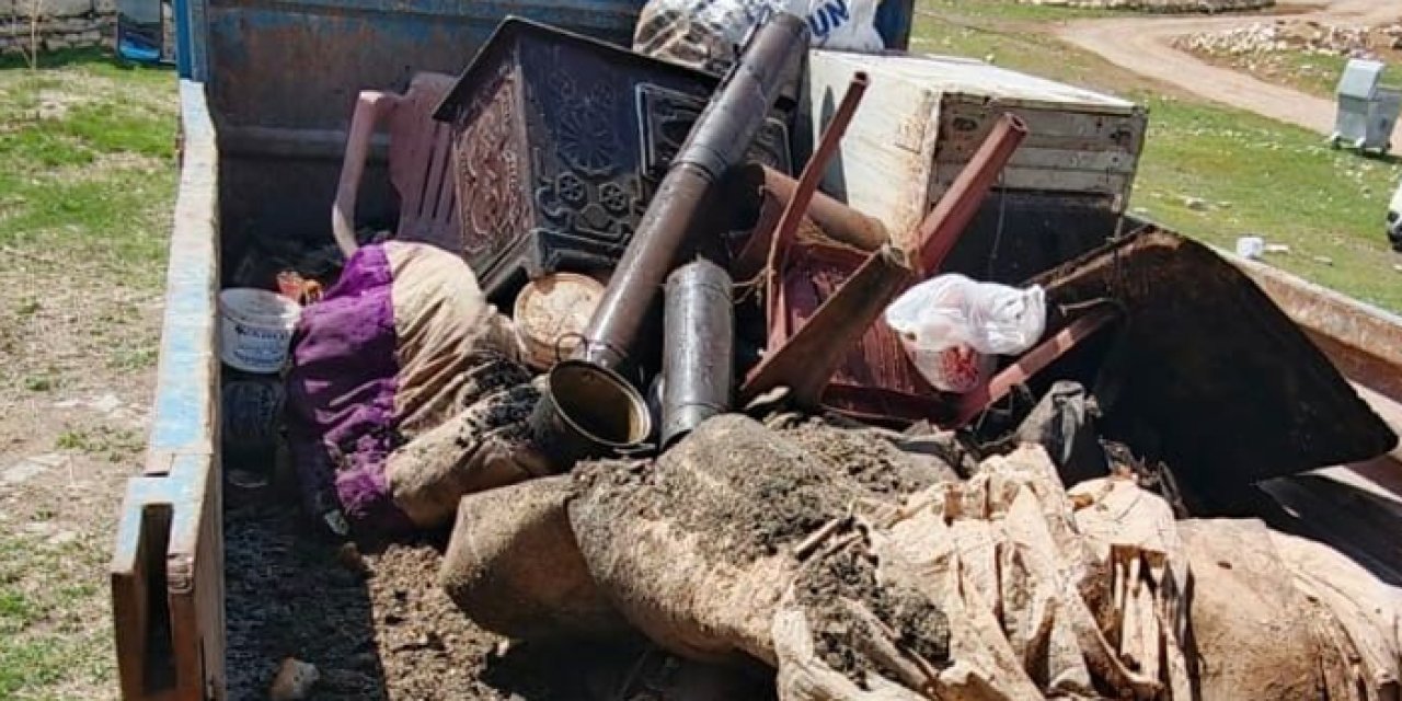Kayseri'de kötü koku paniği: Evden 1 kamyon çöp çıkarıldı