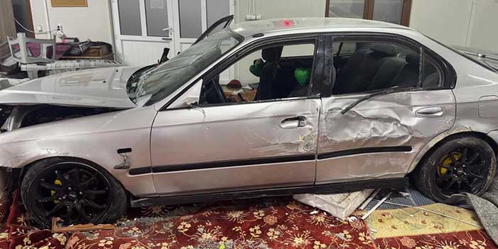 Namaz Vaktinde Korku Dolu Anlar: Otomobil Caminin İçine Girdi