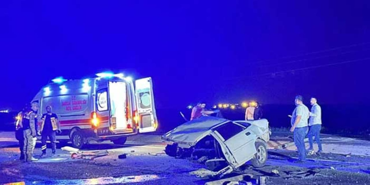 Feci kaza: Otomobil ikiye bölündü!