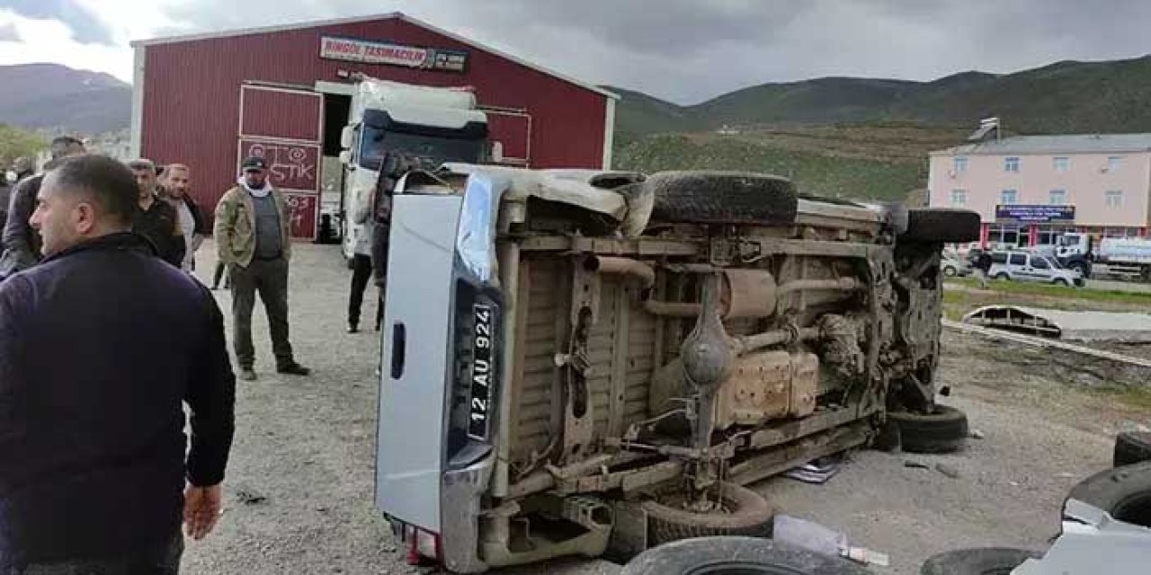 Bingöl'de otomobil ile kamyonet çarpıştı; 7 yaralı