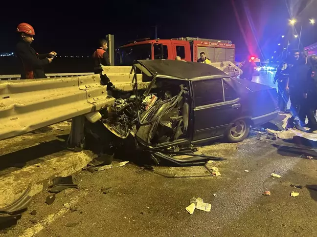 Sivas'ta Otomobil Bariyerlere Saplandı: Sürücü Yaralandı