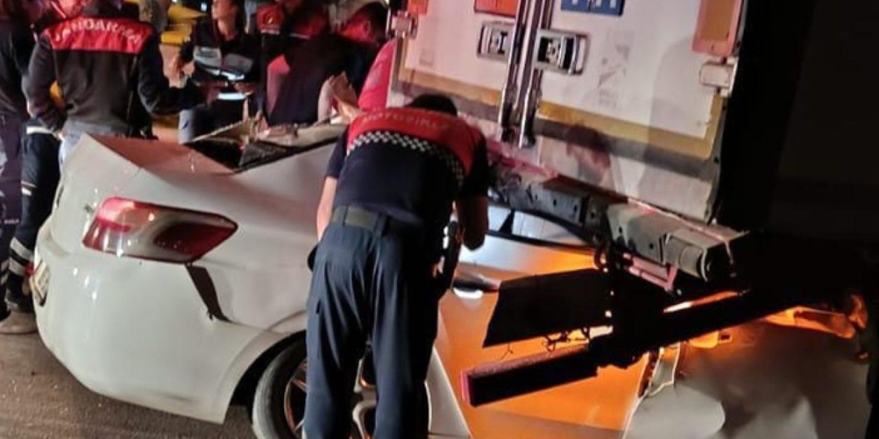 Silifke'de otomobil park halindeki tıra çarptı: 2 kişi yaşamını yitirdi