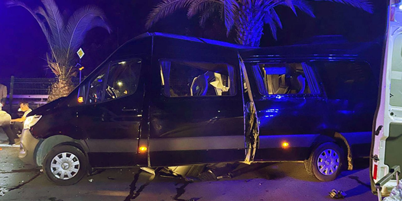 Alanya'da tur minibüsü ile otomobil çarpıştı