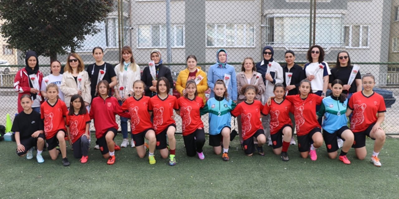 Amasya'da kadın futbolcular, Anneler Günü'nde antrenmanda anlamlı sürpriz yaptı