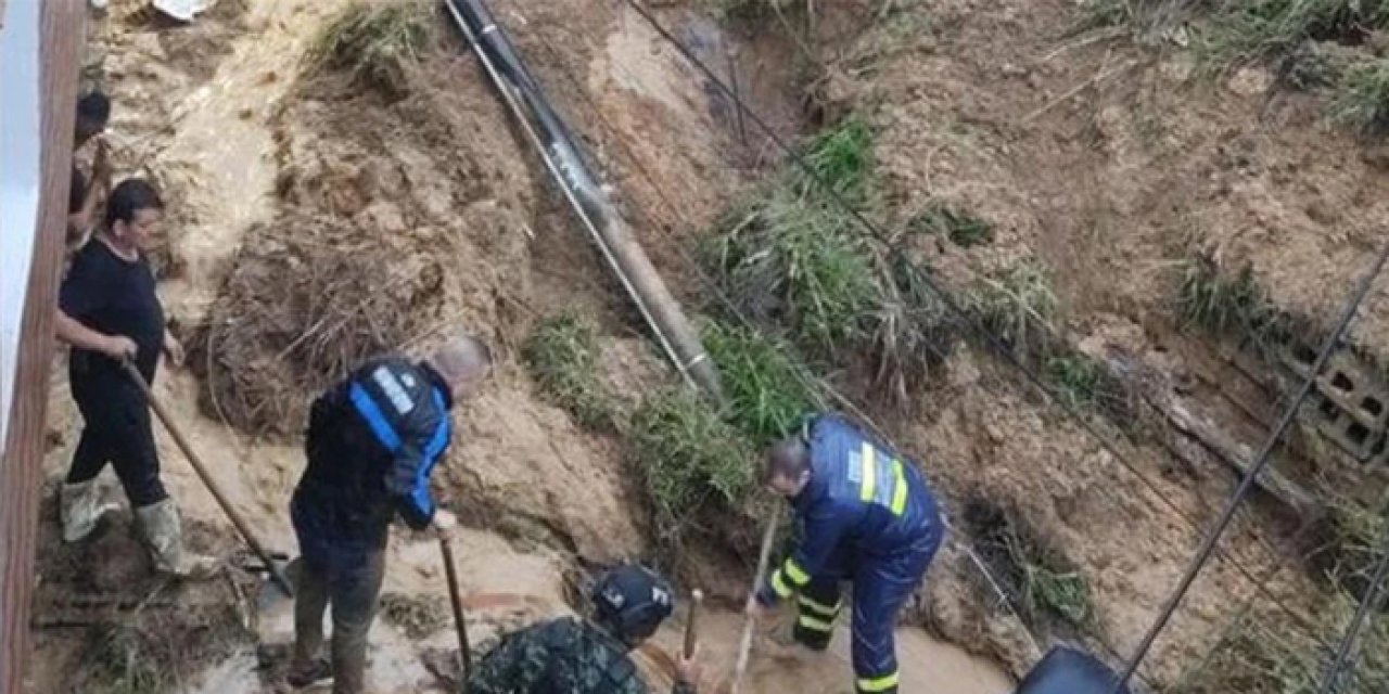 Sel ve toprak kayması: 5 kişi vefat etti