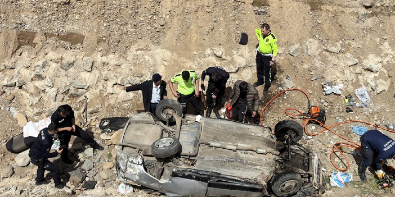 Bingöl'de araç dereye devrildi: 7 yaralı