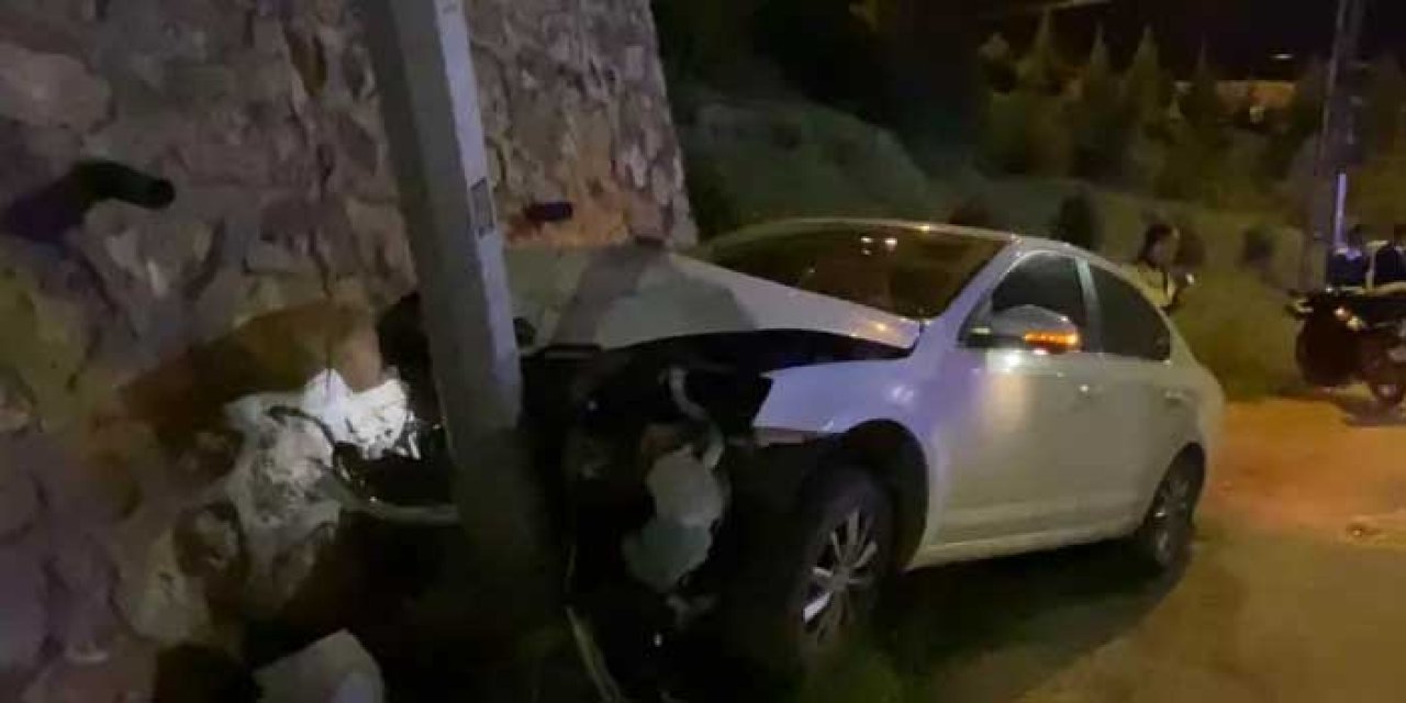Elazığ’da otomobil aydınlatma direğine çarptı: 2 yaralı