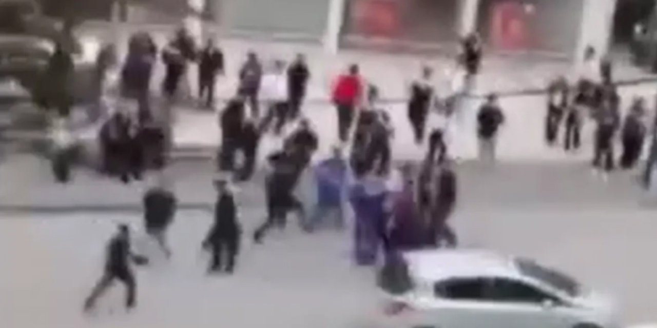 Ankara'da lise çıkışı kavga: Yumruklar havada uçuştu