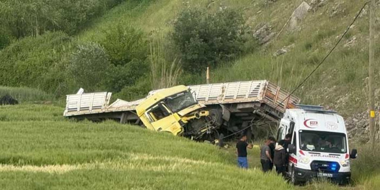 Lastiği patlayan tır 15 metreden tarlaya uçtu; 1’i ağır, 3 yaralı