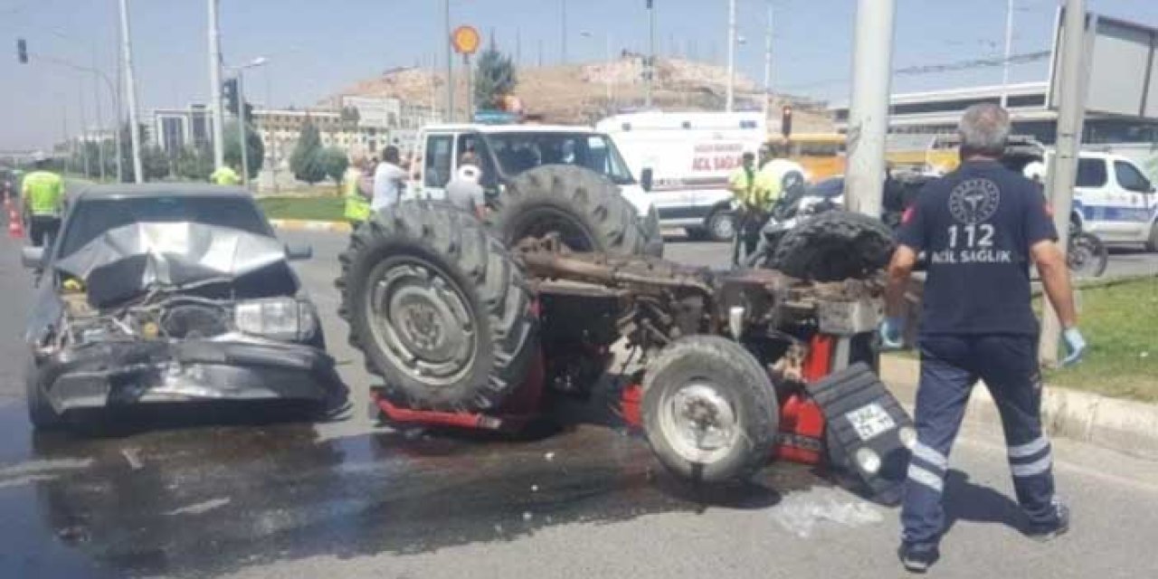 İzmir’de traktörle otomobil çarpıştı: 2 yaralı