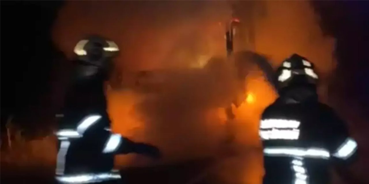 Seyir halindeki tır alev alev yandı
