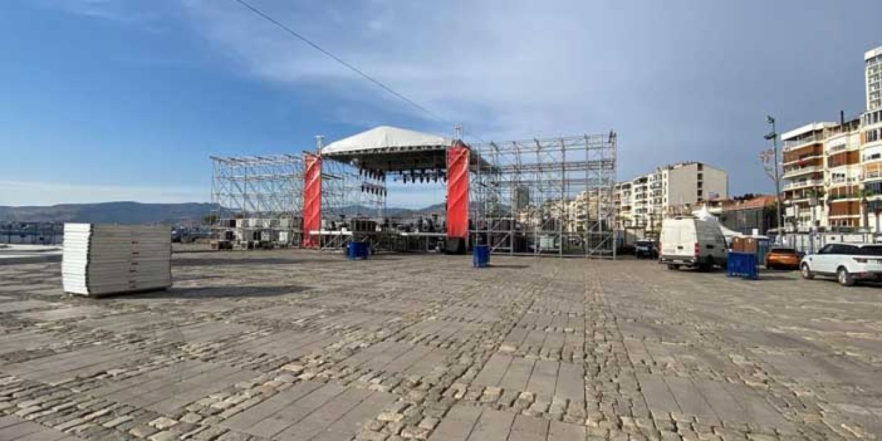 İzmir Miting Alanında Talihsiz Kaza: İşçilerin Üzerine Vinç Devrildi