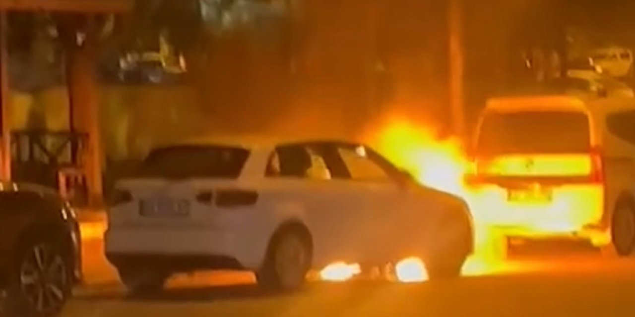 Şanlıurfa’da park halindeki otomobil alev alev yandı