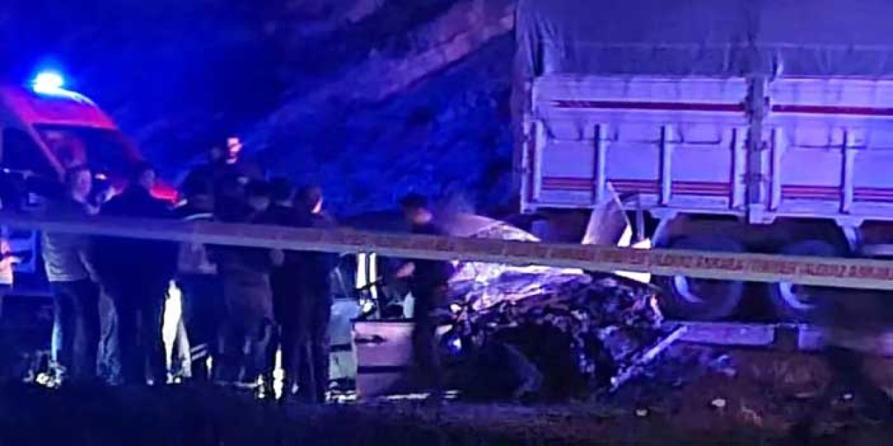 Nallıhan'da Korkunç Kaza: Otomobil ile Kamyon Çarpıştı, 1 Ölü 4 Yaralı