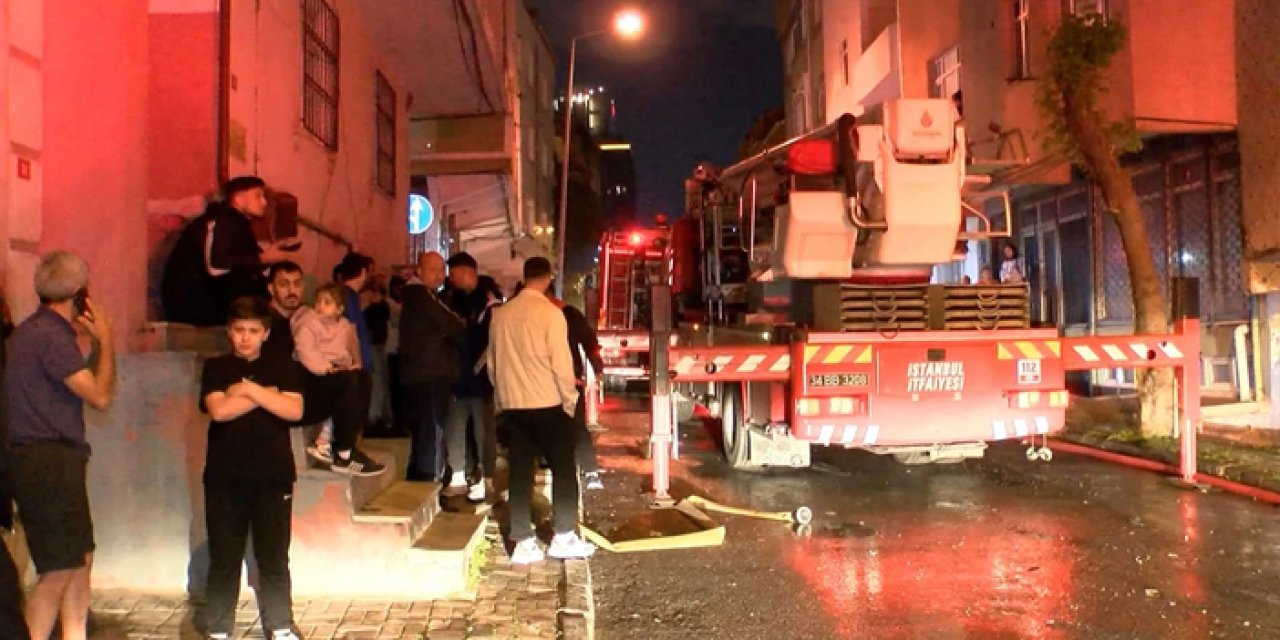 Küçükçekmece’de 7 katlı binanın çatısında yangın