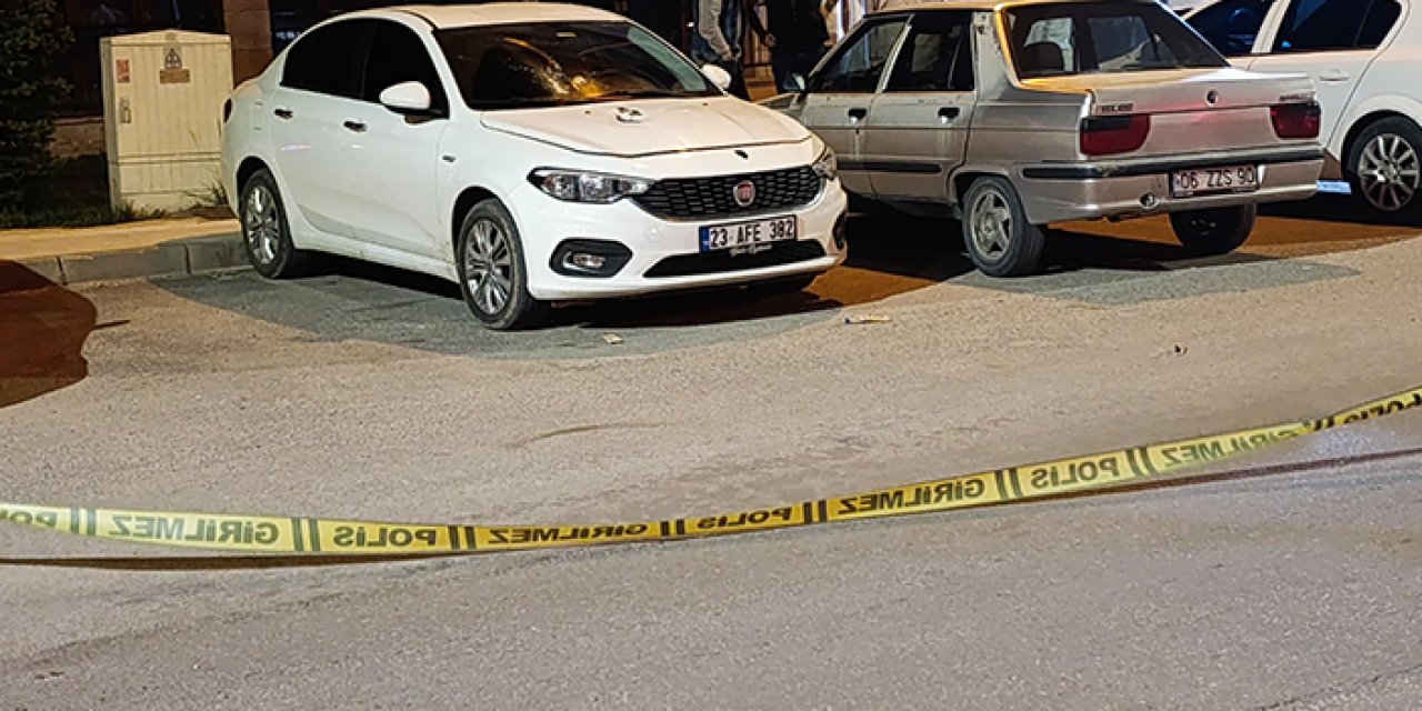 Muhtarın otomobili kurşunlandı, 2 kişi yaralandı