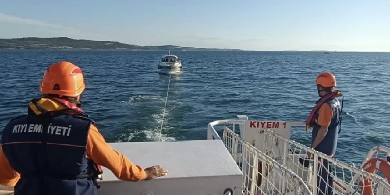 Çanakkale Boğazı'nda makine arızası yapan tekne kurtarıldı