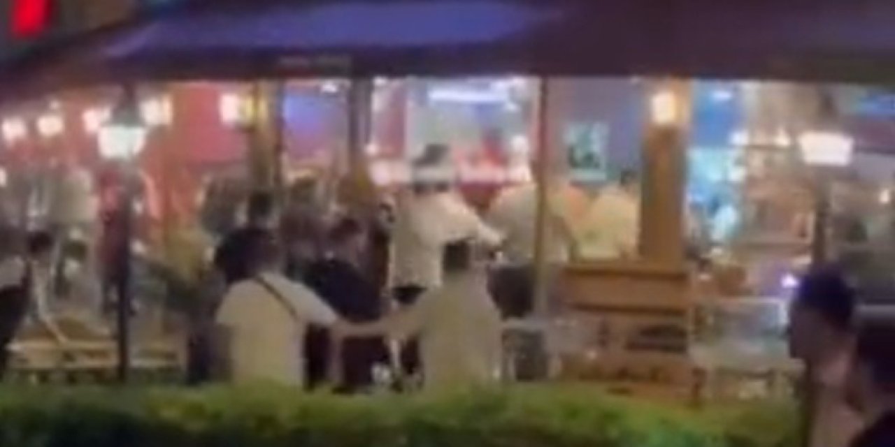 İzmir'de restoran çalışanları müşterilerle kavga etti: Sandalyeler havada uçuştu