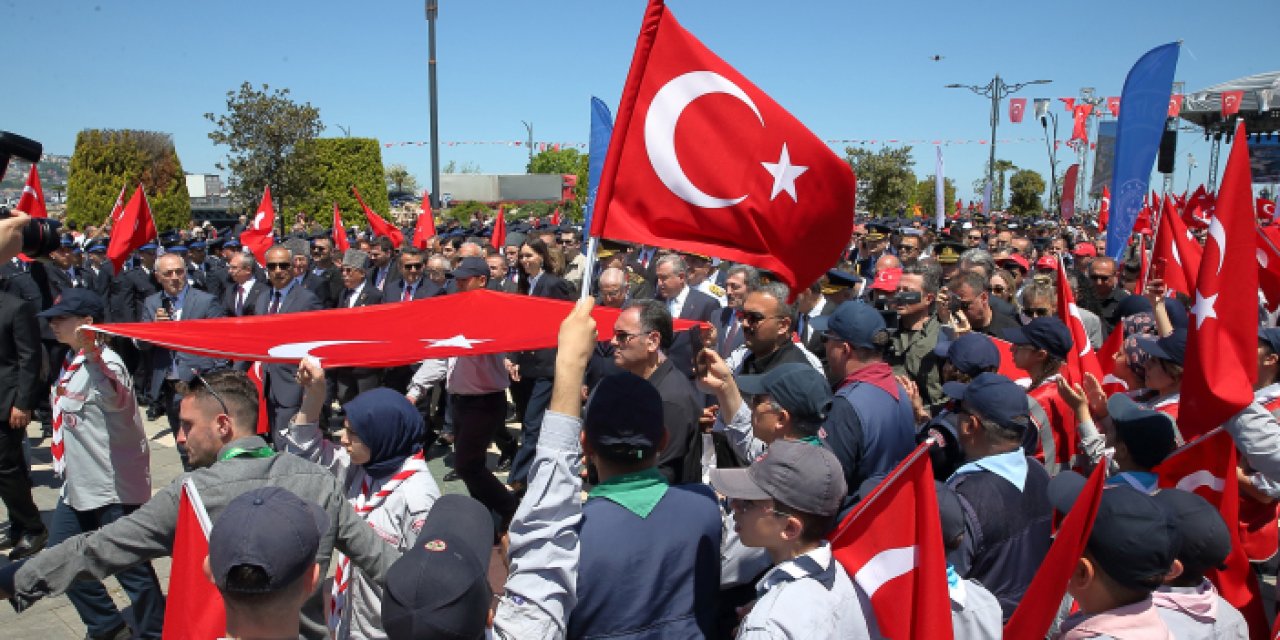 Atatürk’ü temsil eden Türk Bayrağı Samsun’da karaya çıkarıldı