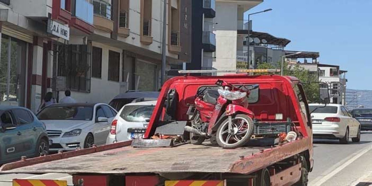 İzmir Buca'da feci kaza: Motosikletli gence kamyon çarptı