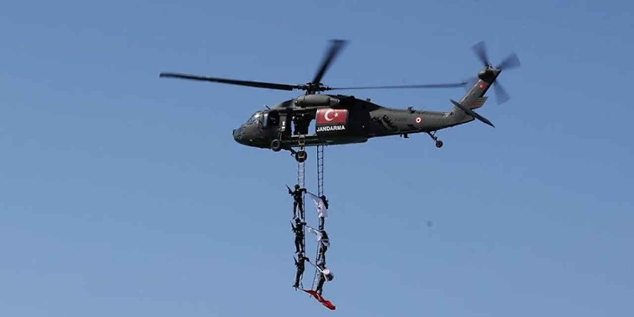 Çelik kanatlar göğü süsledi