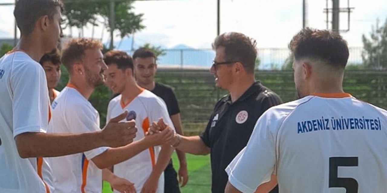 Emre Belözoğlu’ndan öğrencilere yeşil sahada sürpriz