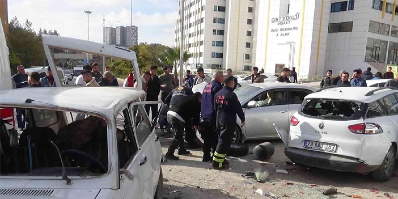 Kilis'te 3 araç birbirine girdi: 3 yaralı