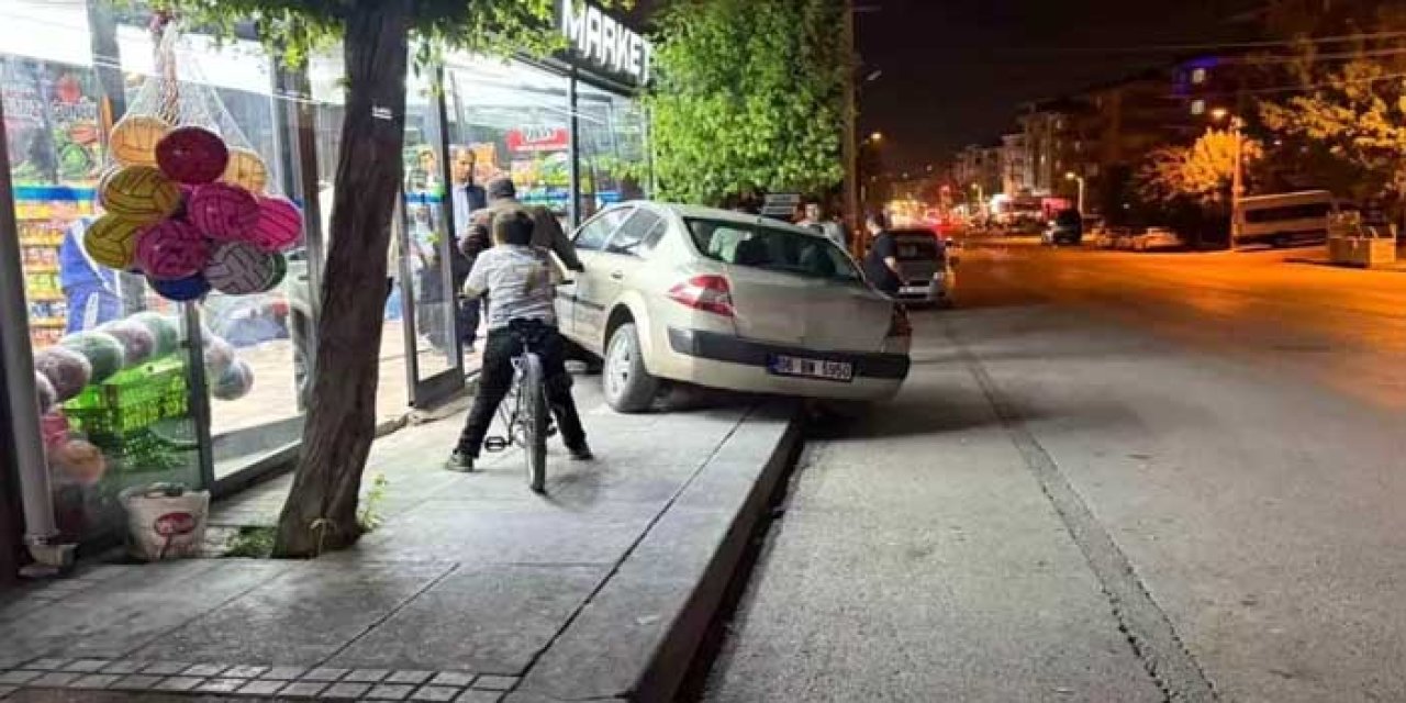 Sincan'da Kontrolden Çıkan Otomobil Marketin İçine Girdi