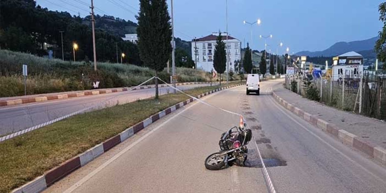 Çanakkale’de motosikletle refüjdeki trafik levhasına çarpan sürücü öldü